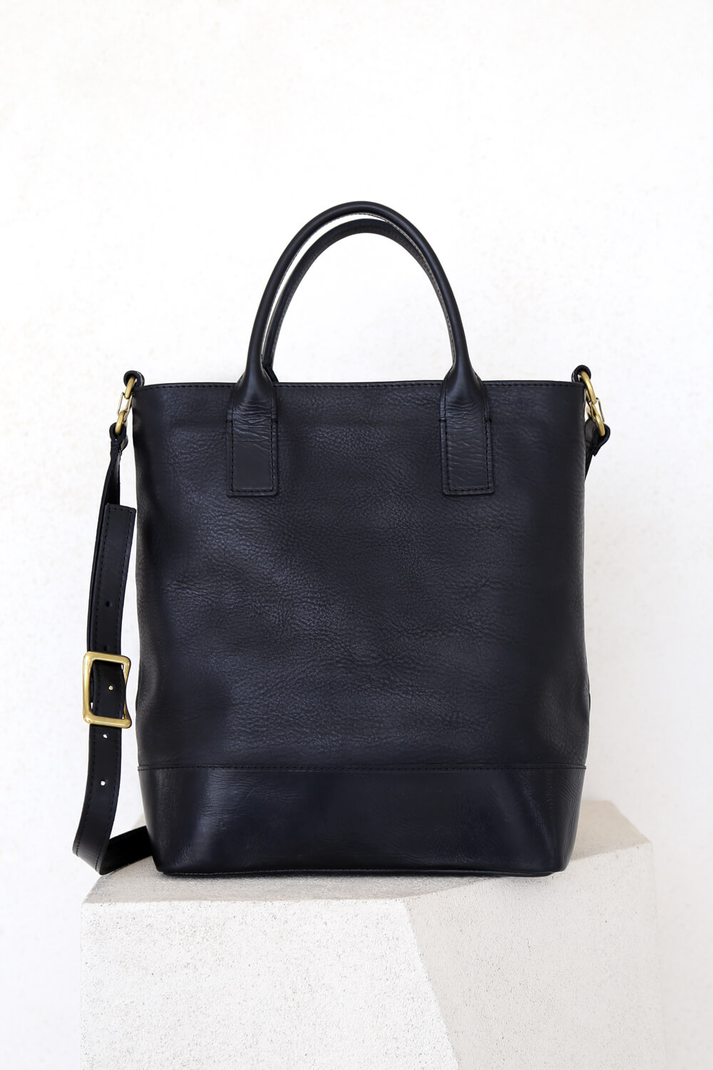 V Tote Black - Corîu - Leather Bags