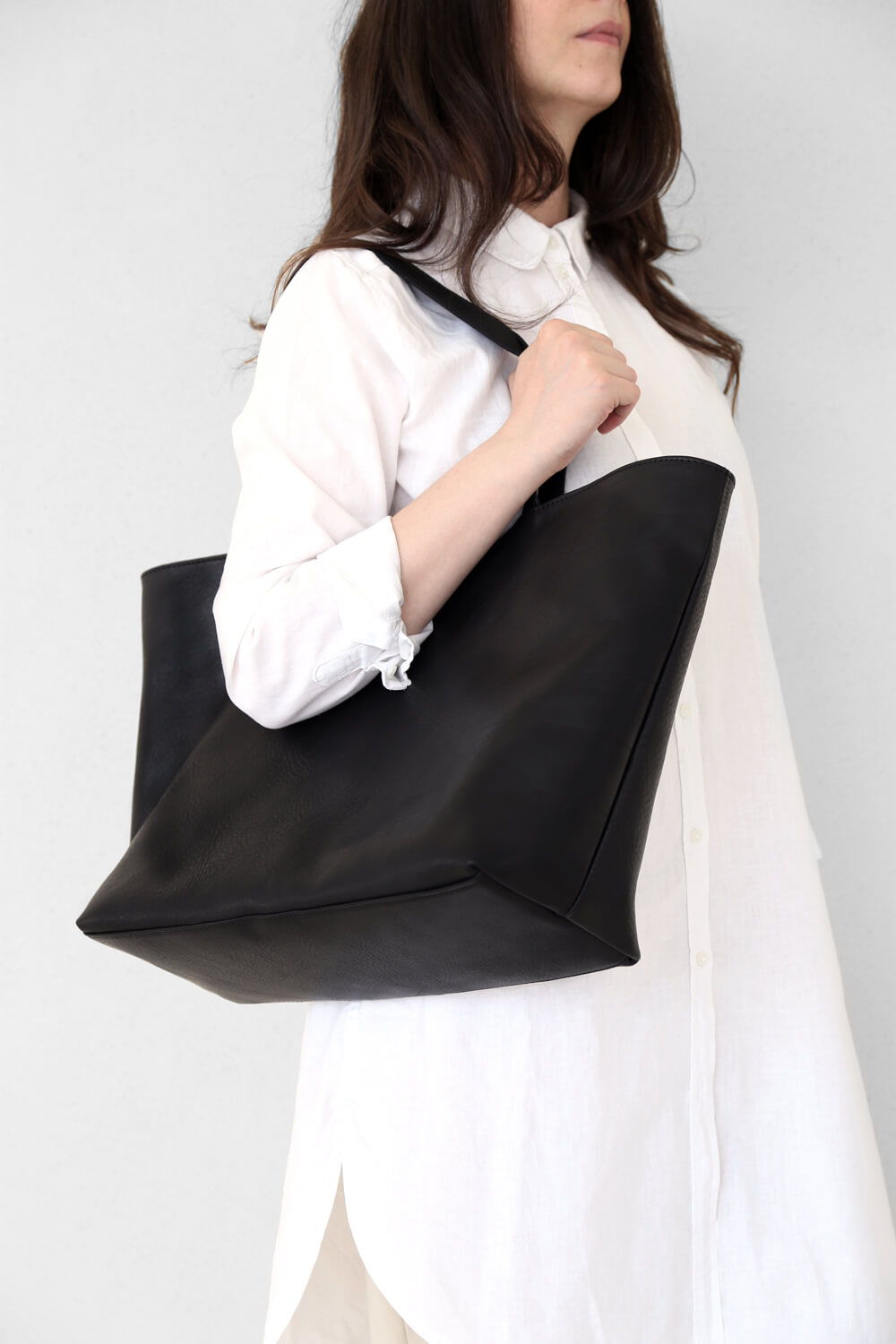 Shaped Shopper Black - Corîu - Leather Bags