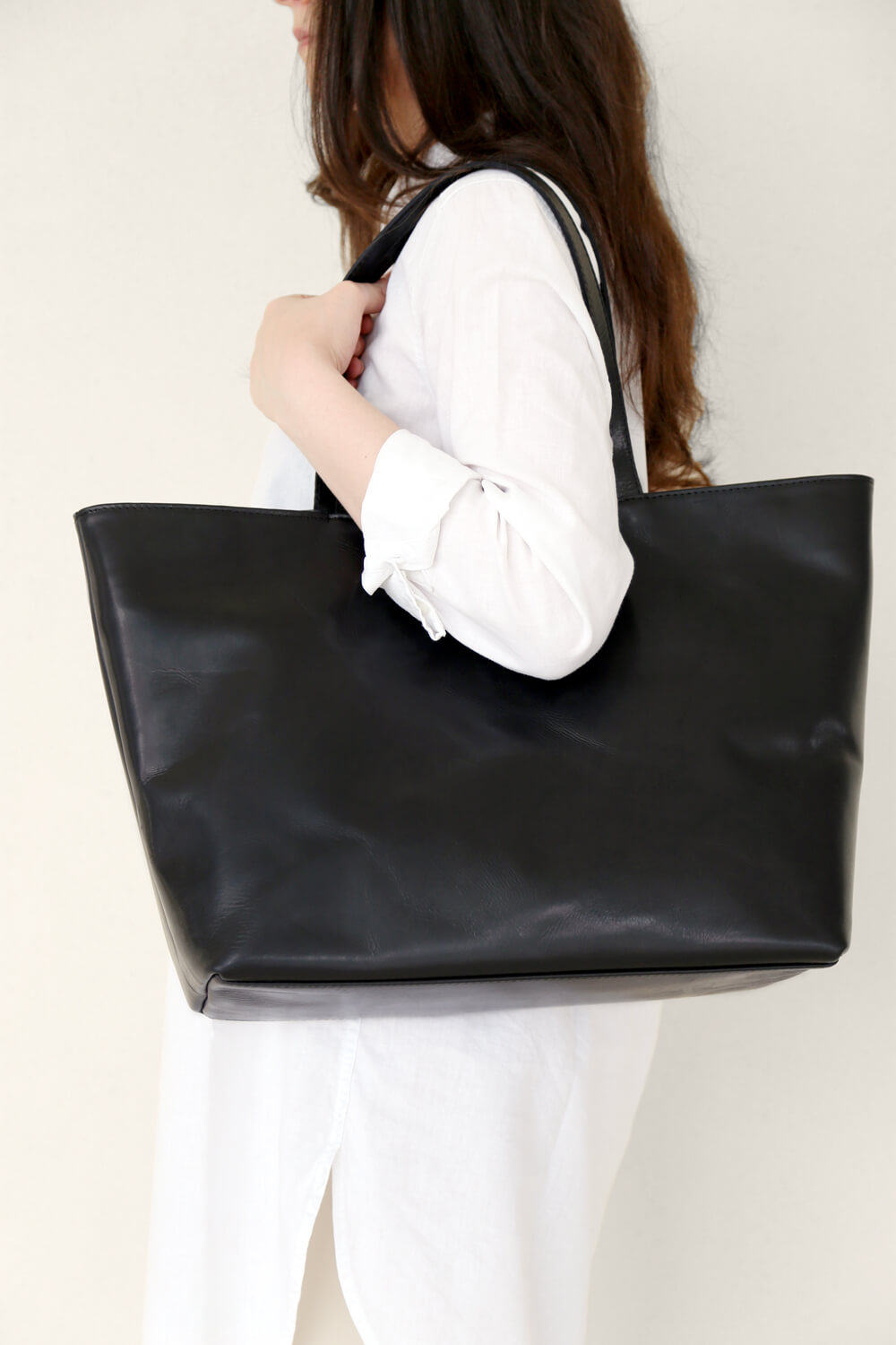 Shaped Shopper Polished Black - Corîu - Leather Bags